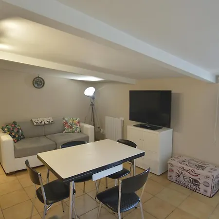 Holiday home Kerlosvezan, A La Campagne, Proche Lampaul-Ploudalmezeau